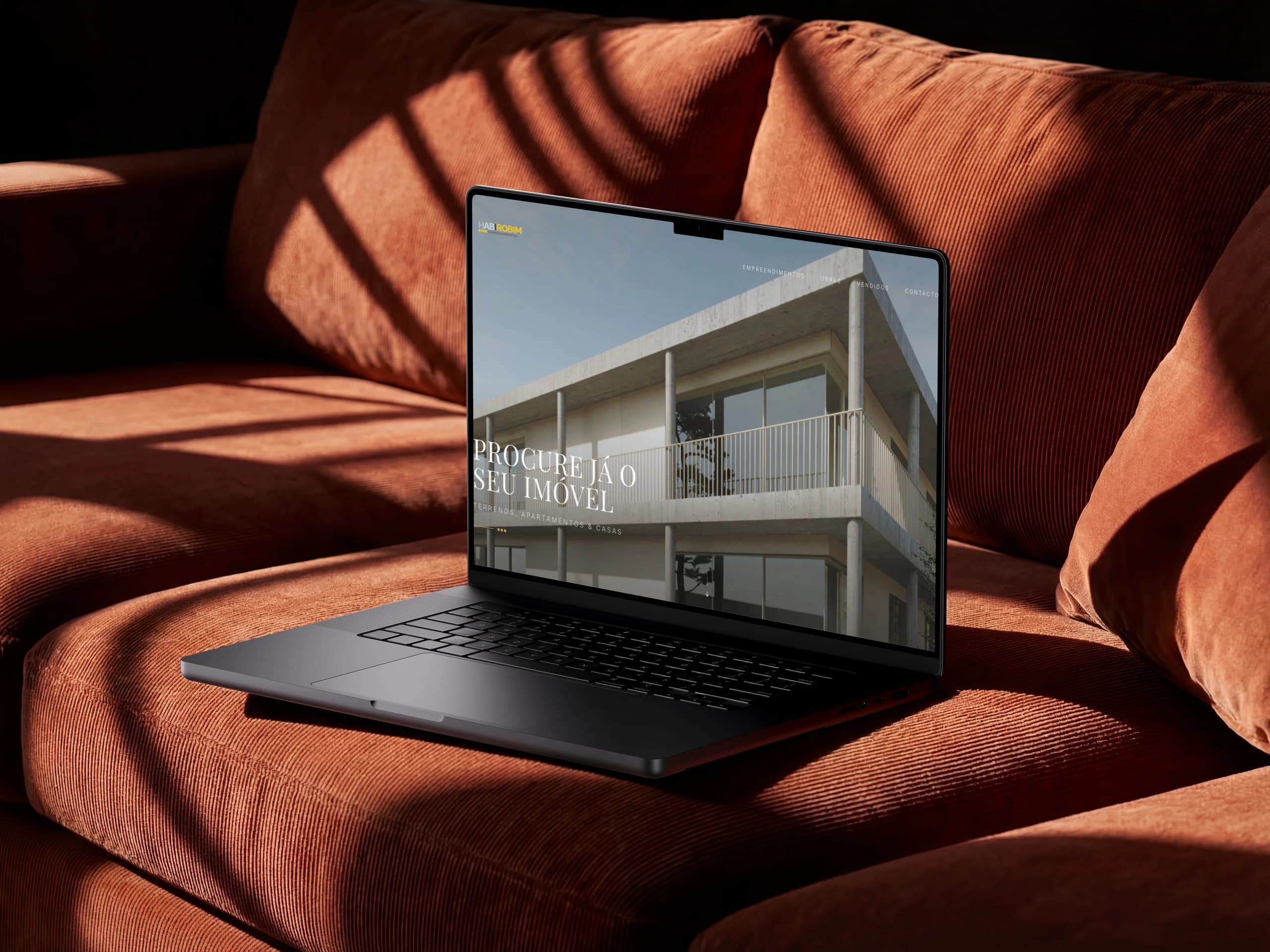 A página inicial em portátil, com o render de um empreendimento e a chamada para procurar imóvel.