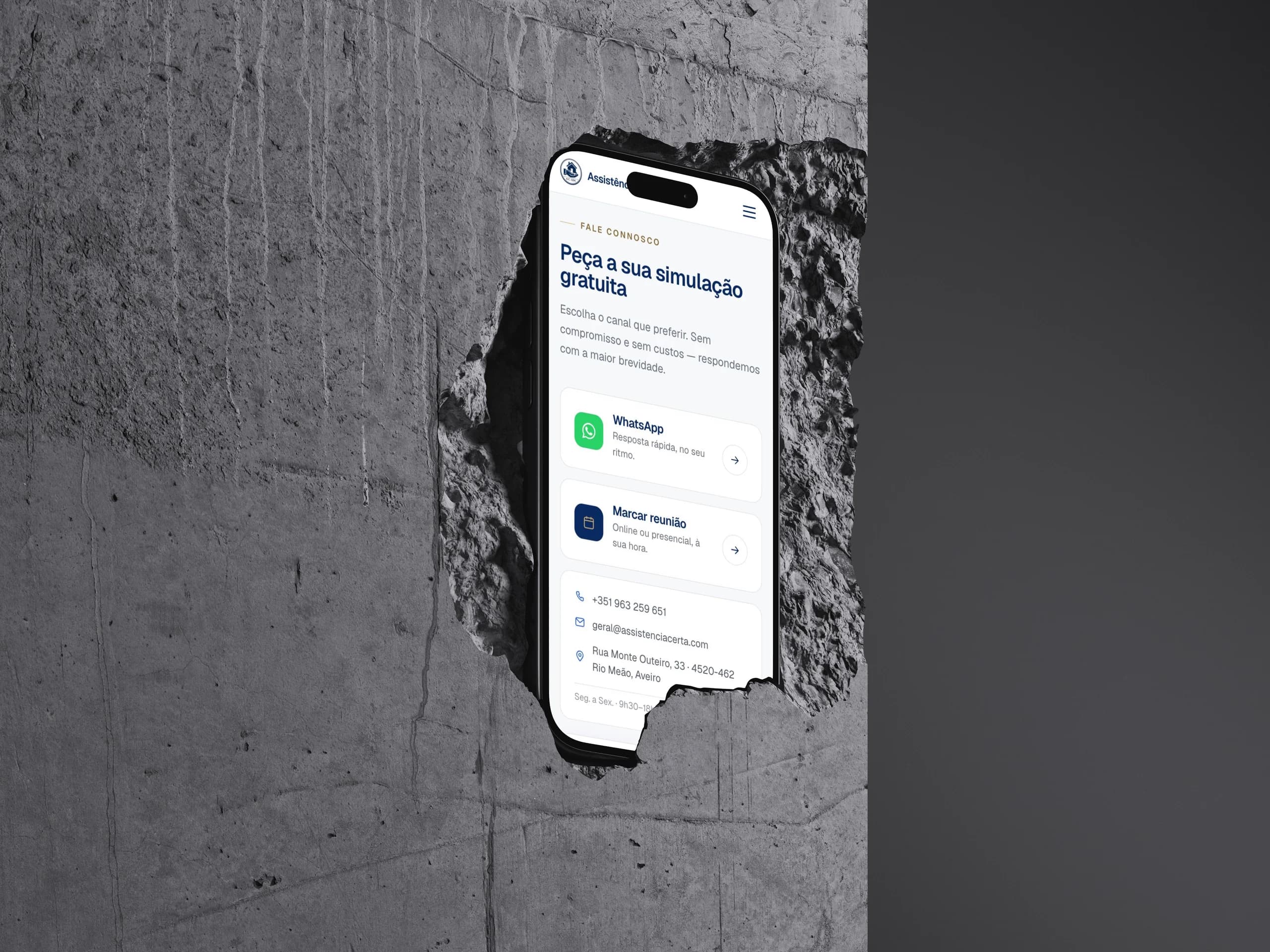 A secção "Peça a sua simulação gratuita" em telemóvel, com as opções de contacto por WhatsApp e marcação de reunião.